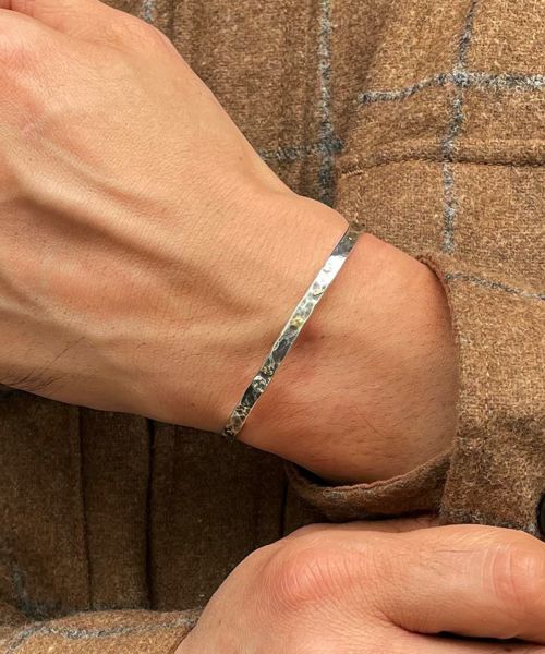 【VIVIFY(ビビファイ)】【予約販売ご注文から1ヶ月後出荷】Back Hallmarks Bangle-Hammered finish-Narrow w-gold バングル(VFB-179)