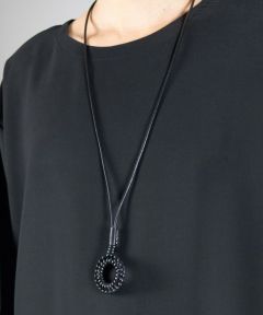ブラック