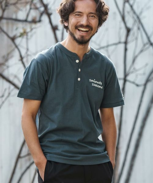 【1minute 1second(ワンミニットワンセカンド)】cursive print henley neck cut & sewn Tシャツ(1M24N190)