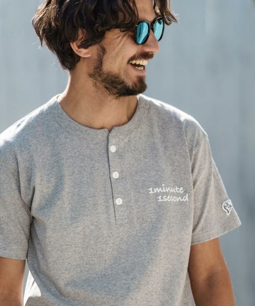 【1minute 1second(ワンミニットワンセカンド)】cursive print henley neck cut & sewn Tシャツ(1M24N190)