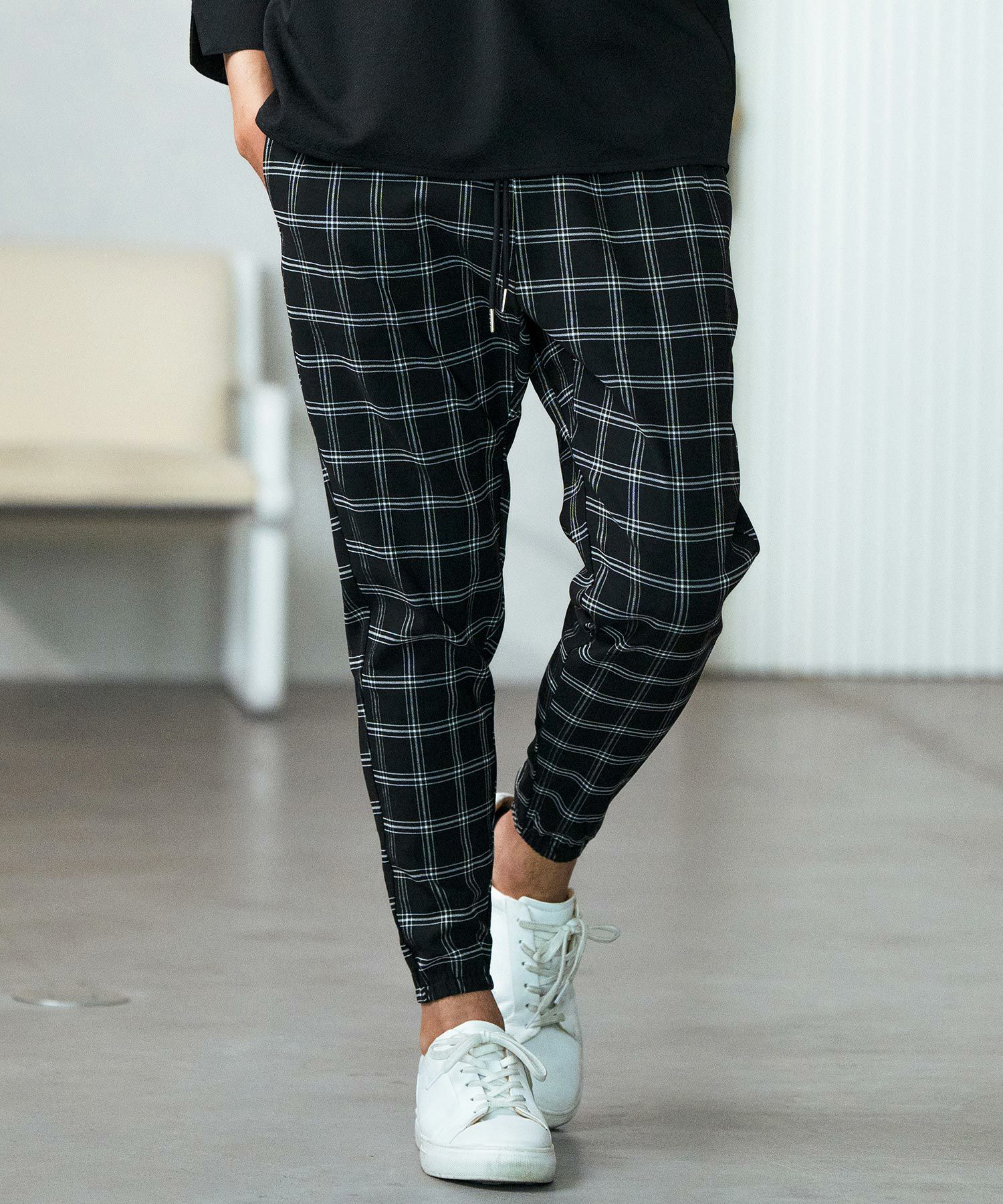 BLACK PLAID