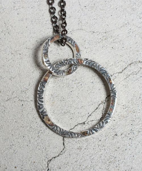 【VIVIFY(ビビファイ)】 【予約販売ご注文から1ヶ月半後出荷】 Side Arabesque Twin Link Glasses Holder Necklace(L) w-gold リンクトップ(VFN-318)