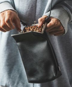 バッグ GLIMCLAP Two pockets design mini bag GLIMCLAP(グリムクラップ)】Clasp design mini bag ミニバッグ