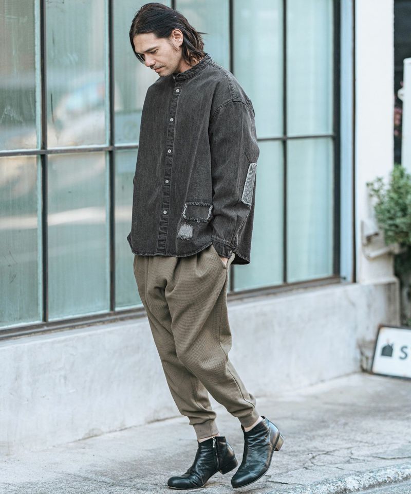 PAMM 雰囲気のシャツ　パンツ　グレー 黒半袖VネックTシャツ グレーテーパードパンツ 黒スニーカー