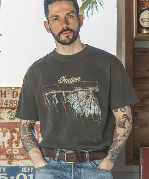 【MROLIVE(ミスターオリーブ)】INDIAN MOTOCYCLE COLLABORATION -USED PRINT T-SHIRT TYPE-A Tシャツ(M252101)