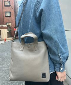 グレー