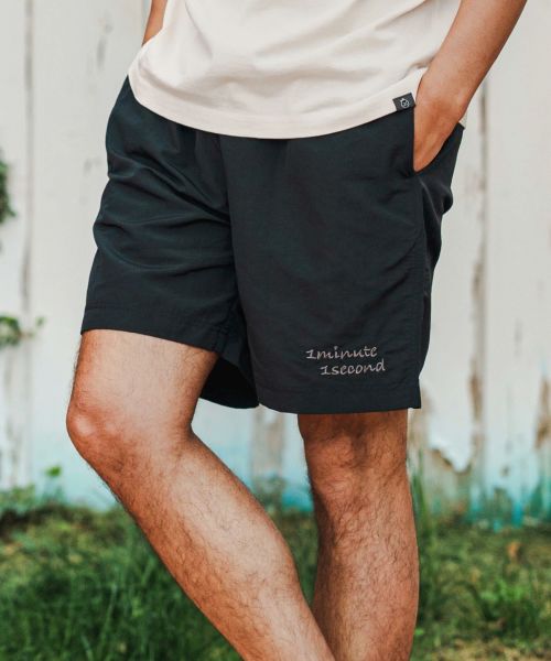【1minute 1second(ワンミニットワンセカンド)】【予約販売6月上旬～中旬入荷】Cursive embroidery nylon swim shorts ナイロンショーツ(1M25N240)