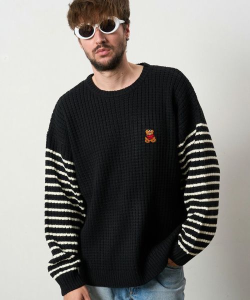 【STUD MUFFIN(スタッドマフィン)】【予約販売9月中旬～下旬入荷】 アクリルバルキービックワッフルボーダーカートベアワッペン ワイドシルエットプルオーバー (524-04158)