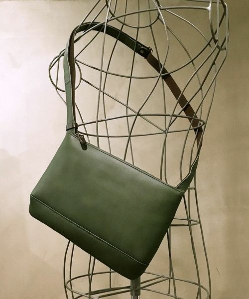 【LESS DESIGN(レスデザイン)】【予約販売6月中旬～下旬入荷予定】「alto.」H OIL NUME／レザーサコッシュ（S）(AKEB-3102)