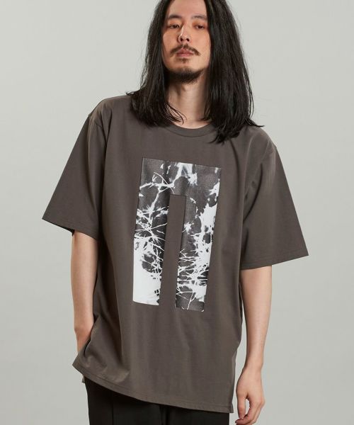 【NO ID.(ノーアイディー)】ｸﾞﾗﾌｨｯｸﾛｺﾞﾌﾟﾘﾝﾄBIG-T Tシャツ(456006-250T)