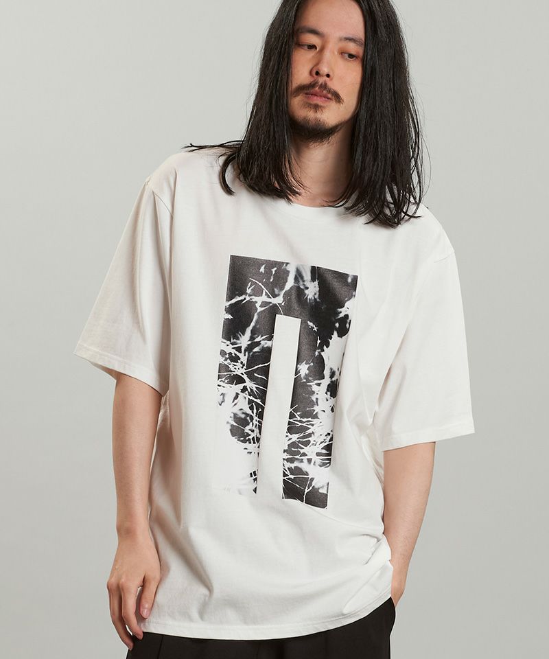 20%OFF【NO ID.(ノーアイディー)】ｸﾞﾗﾌｨｯｸﾛｺﾞﾌﾟﾘﾝﾄBIG-T Tシャツ