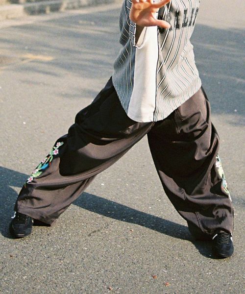 【EFFECTEN(エフェクテン)】【予約販売6月下旬～7月上旬入荷】 Hibiscus embroidery line wide tapered pants テーパードワイドパンツ(efite-08)