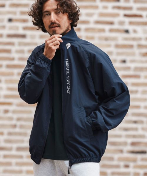 【1minute 1second(ワンミニットワンセカンド)】【予約販売9月上旬～中旬入荷】cotton like nylon jacket with logo print スタンドカラージャケット(1M25A150)