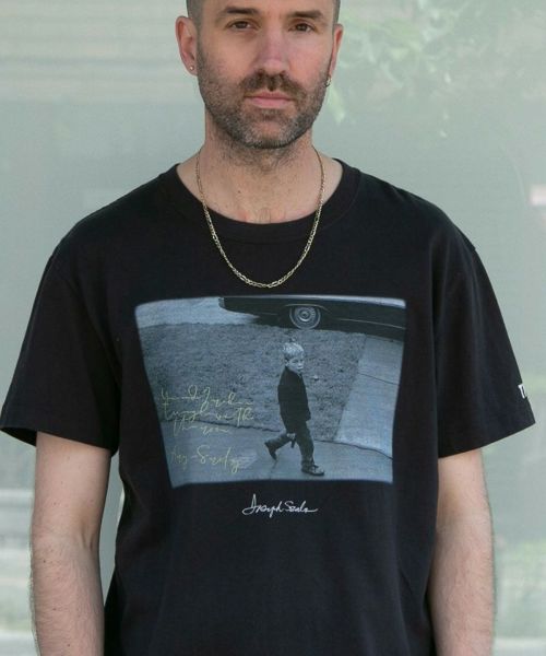 【TMT(ティーエムティー)】【予約販売9月上旬～中旬入荷】 【TMT×Joseph Szabo】DRY COTTON  S-S TEE（gun） Tシャツ(TCSS25JS02)