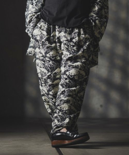 【GLIMCLAP(グリムクラップ)】【予約販売9月中旬～下旬入荷】Triple-pleated trousers-Brushed texture & Full patterned textile- ワイドストレートパンツ(19-029-gla-cf)