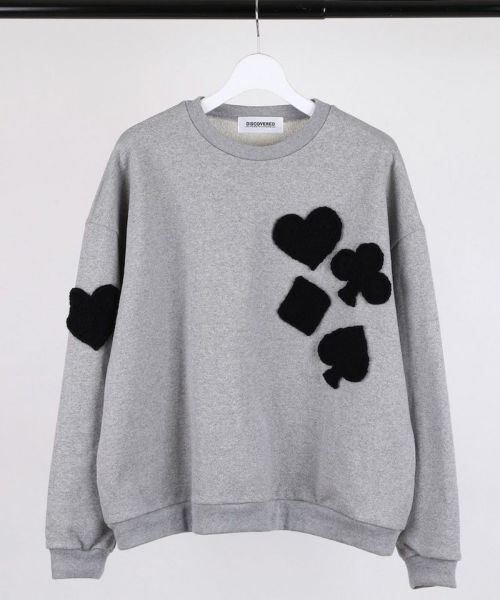 【DISCOVERED(ディスカバード)】【予約販売3月上旬～中旬入荷】PLAYCARD CROCHET MOTIF SWEAT スウェット(DC-SS26-CU-18)