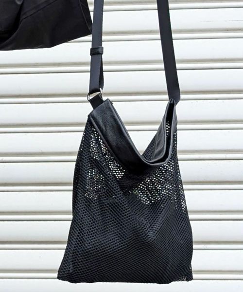 【LESS DESIGN(レスデザイン)】【予約販売ご注文から1ヶ月後出荷】 「-LESS PREVAIL」Aire／フラットＳＤ　Ｍサイズ ミニマルショルダーバッグ(PSTB-2004)