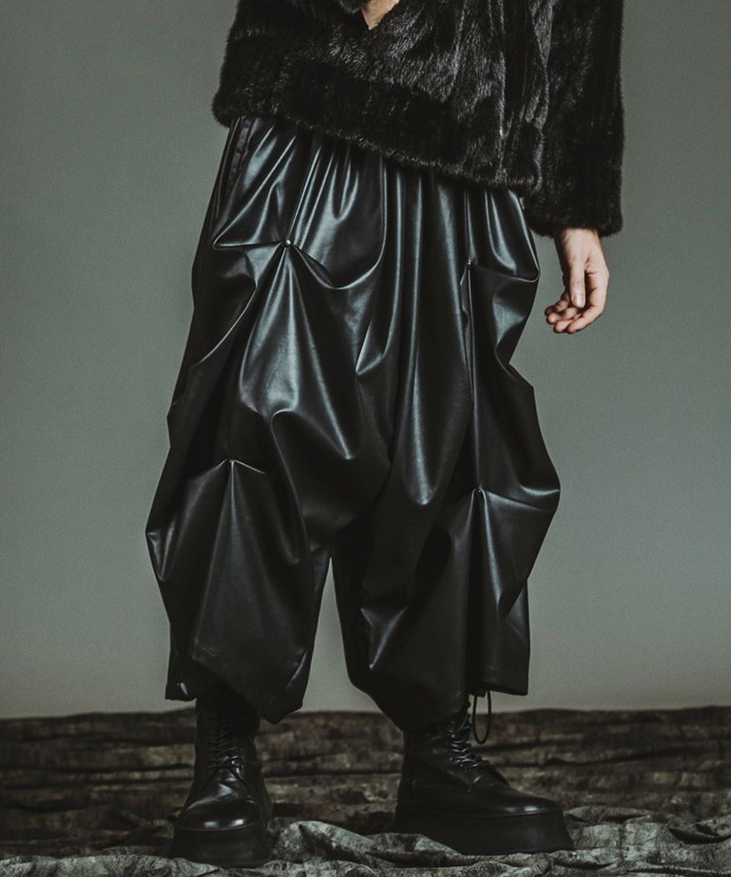 30%OFF【NO ID.(ノーアイディー)】ｼﾝｾﾃｨｯｸﾚｻﾞｰﾘﾍﾞｯﾄﾄﾗｳｻﾞｰｽﾞ パンツ