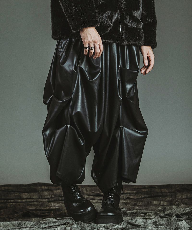 30%OFF【NO ID.(ノーアイディー)】ｼﾝｾﾃｨｯｸﾚｻﾞｰﾘﾍﾞｯﾄﾄﾗｳｻﾞｰｽﾞ パンツ